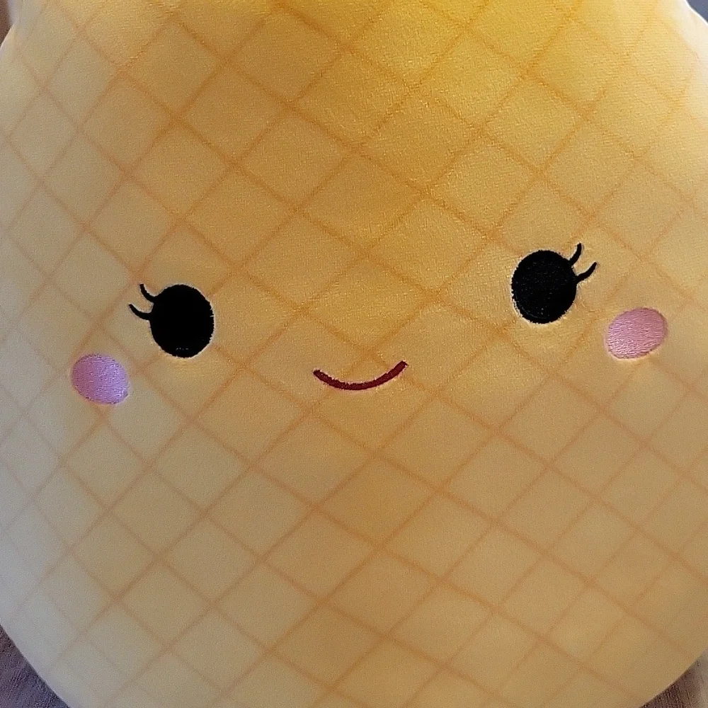 SQUISHMALLO Maui the Pinapple - Picture 3 of 8